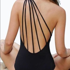NWOT 🕶Black one shoulder caged back bathing suit